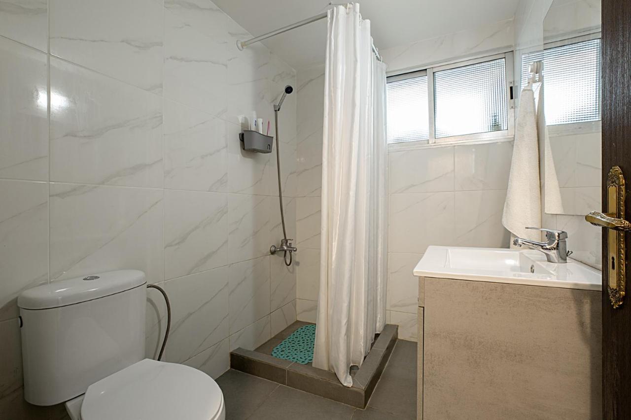 White Hostel Limassol Bagian luar foto
