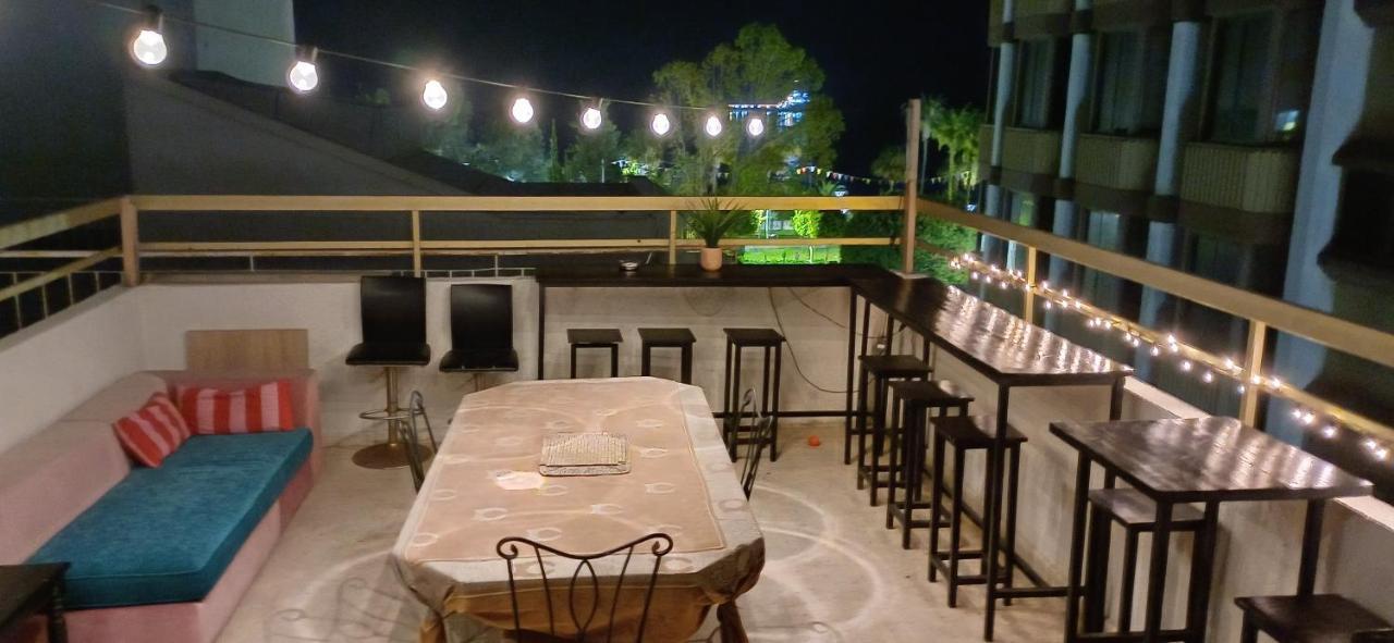 White Hostel Limassol Bagian luar foto